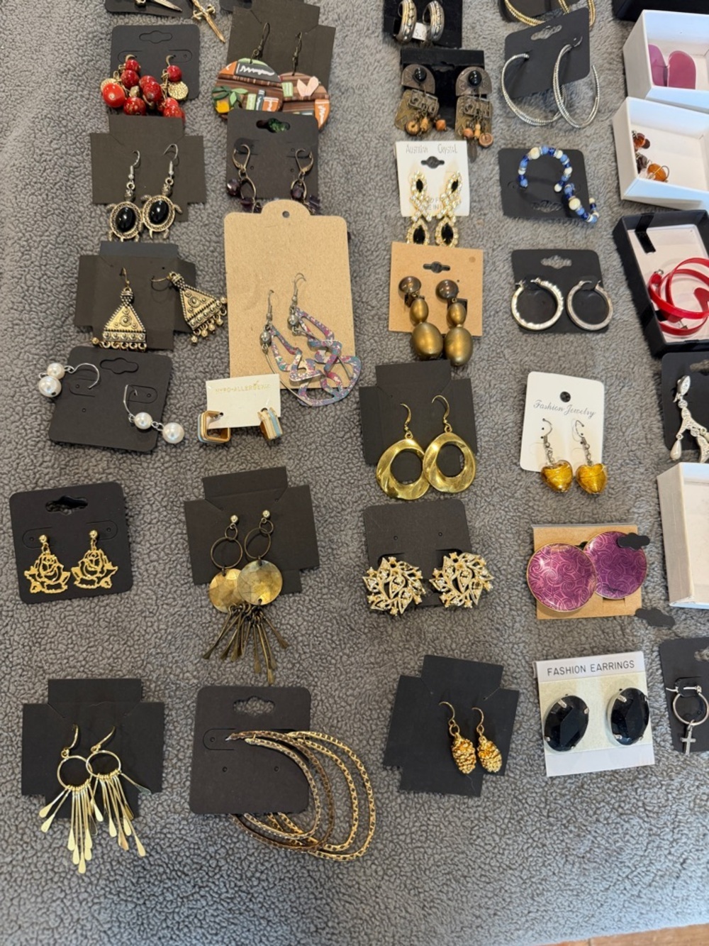 70 pairs of Assorted Women's vintage and new Earrings - All Styles - Picture 12 of 14